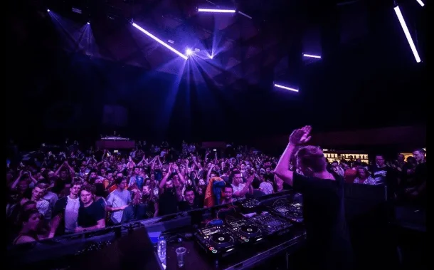 You are currently viewing Top 5 Nightlife Spots in Mumbai for Party Enthusiasts